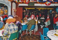 1990-02-25 Prominentendiner clownen 05